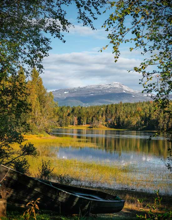 Prado con lago y montaña de fondo, ideal para actividades de teambuilding en la naturaleza