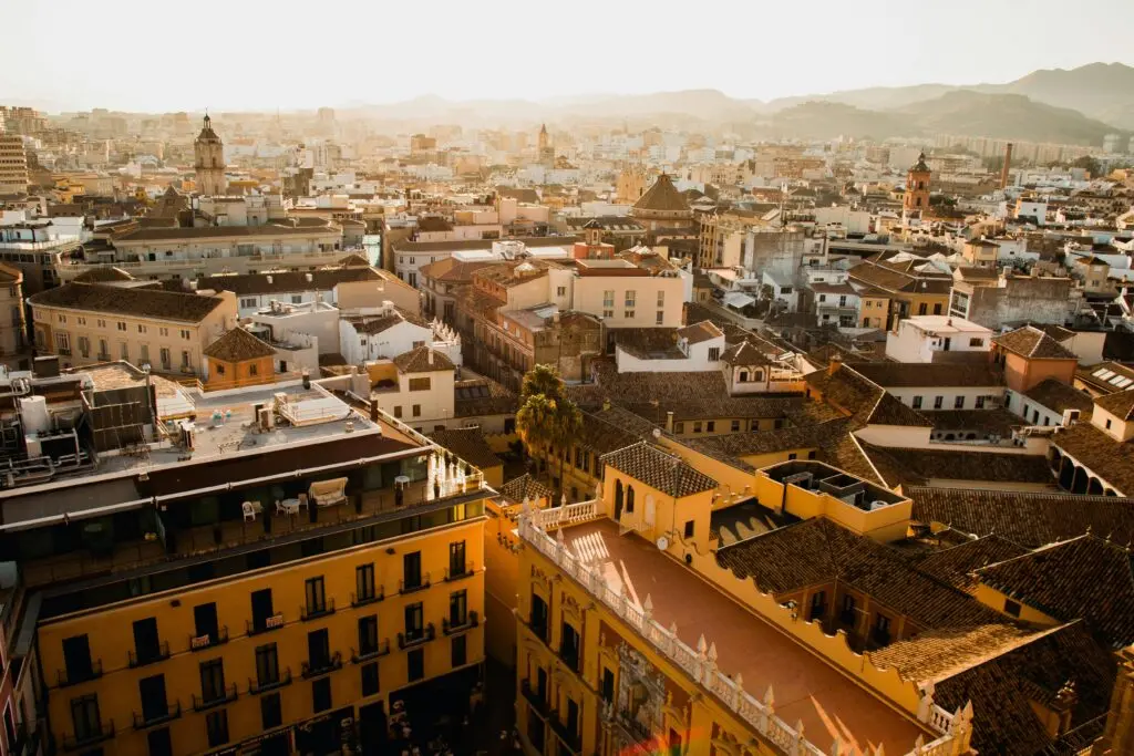 Vista panorámica de una ciudad española al atardecer, destacando la arquitectura y el atractivo urbano para el turismo MICE
