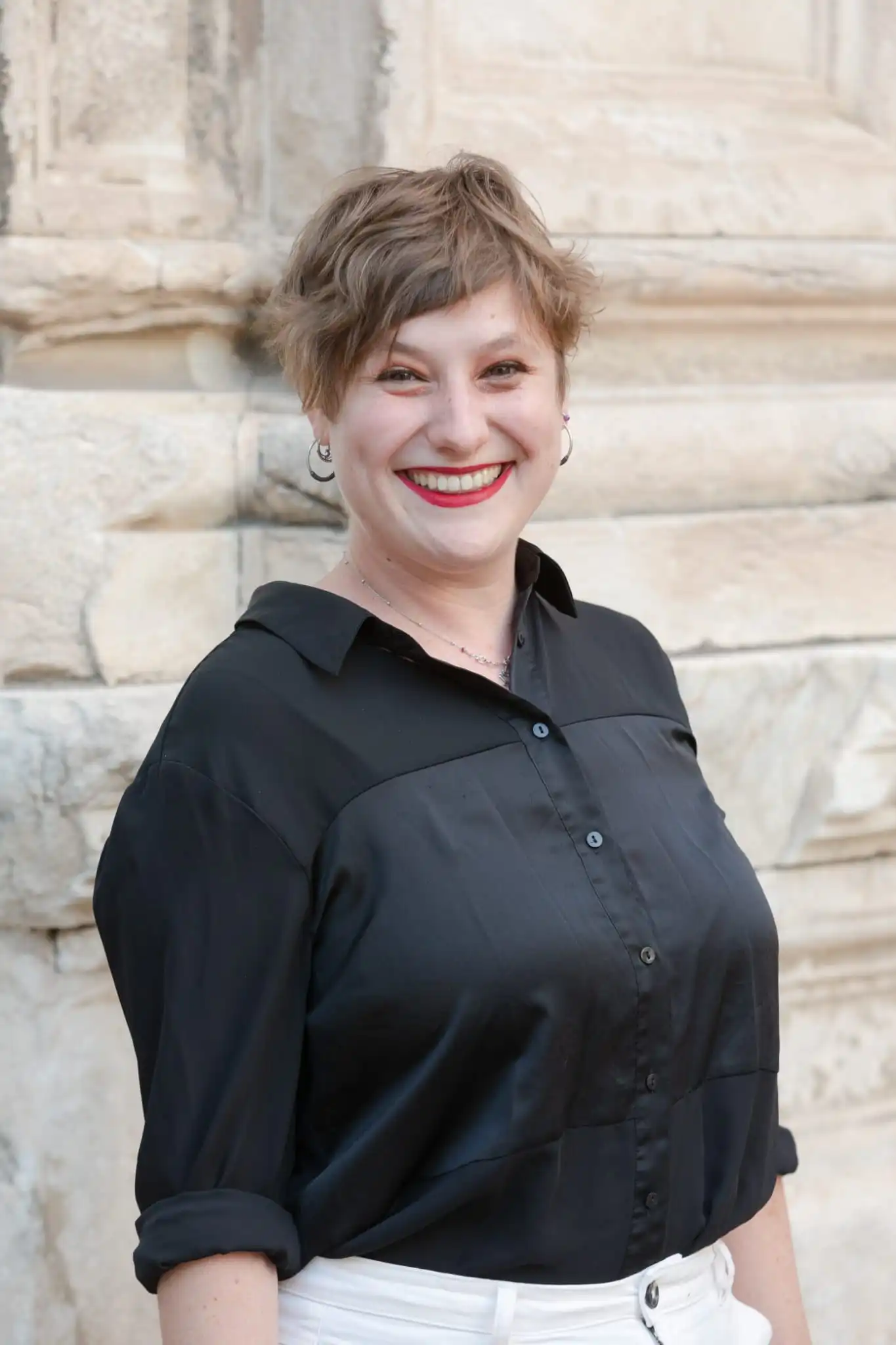 Blog recursos teambuilding empresas: Claudia Bohr, nuestra bloguera de Team & Unity, sonriente.