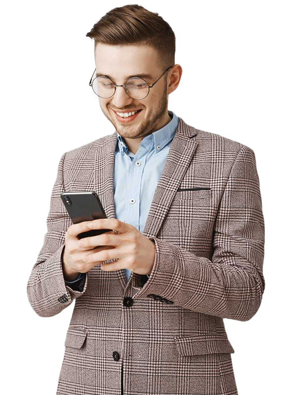 Coach de team building personnalisé souriant tout en utilisant son téléphone