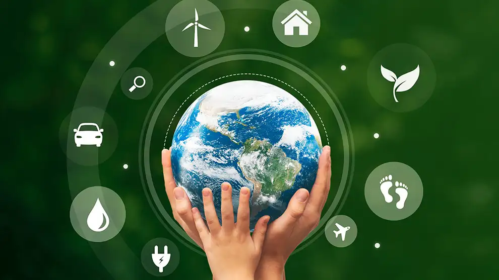 Manos sosteniendo la bola del mundo, simbolizando el compromiso colectivo con la sostenibilidad y la responsabilidad social corporativa, representando la SOSTENIBILIDAD en el teambuilding sostenible y RSC