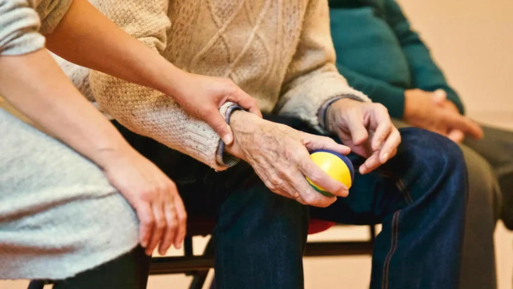Manos de una persona mayor y otra persona ayudando, representando SOSTENIBILIDAD en actividades de teambuilding sostenible y RSC